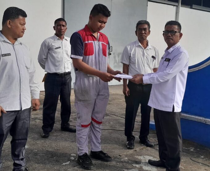 Penyerahan Sertifikat Juara dan Uang Pembinaan sebagai Juara III  LKS Tingkat Provinsi