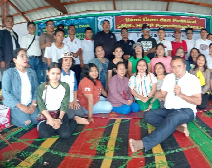 Wisata Sehari  Guru dan Pegawai di Pantai Elexis Salbe, Danau Toba ; Berlangsung meriah dan penuh kekompakan