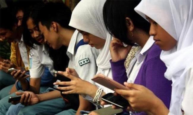 SMKs HKBP Pematangsiantar berlakukan larangan Penggunaan HP untuk Siswa dan Guru pada proses belajar.